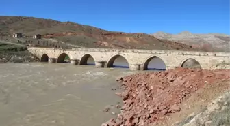 Rivayet' Tarihi Köprüyü Definecilere Talan Ettirdi