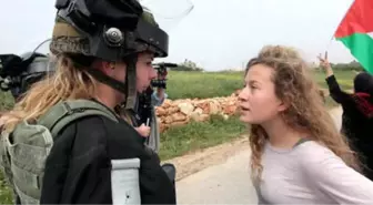 Filistinli Kız Ahed Tamimi Sorgulanırken İsrail Askerinin Tacizine Uğramış