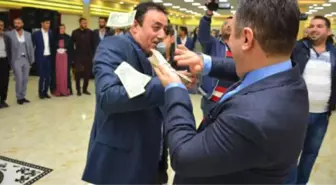 Mahmut Tuncer'in Şarkılarıyla Eğlendiler! Aşiret Düğününde Dolarlar Havada Uçuştu