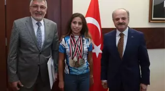 Vali Çakacak, Milli Sporcu Avcı'yı Makamında Kabul Etti