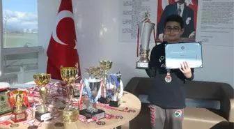 Üç Yaşında Satranca Başlayan Efe'nin Hayali 'Grand Master' Olmak