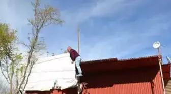 Telefonu Göndere Çekerek Konuşuyor