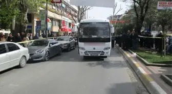 Üsküdar'da Yaşlı Kadın Servis Midibüsünün Altında Kaldı