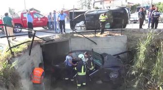 Kamyonet ile Otomobil Çarpıştı: 3 Yaralı