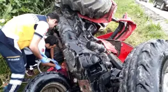 Adana'da Yoldan Çıkan Traktör Devrildi: 2 Yaralı