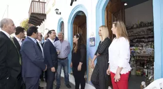 Çipras'ın Ada Ziyaretinde Sarışın Kadınla Sohbet Ettiği Görüntüler, Sosyal Medyayı Salladı