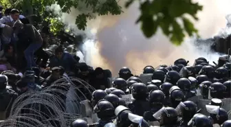 Ermenistan Polisi 16 Protestocuyu Gözaltına Aldı