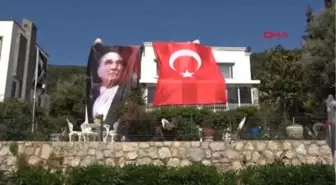 Fatma Girik'ten Atatürk Posteri ve Türk Bayraklı 23 Nisan Kutlaması