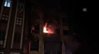 Kartal'da Kitabevinde Çıkan Yangın Apartmanı Sardı: 3 Yaralı