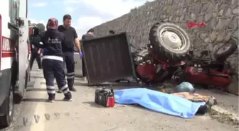 Manisa Otomobille Traktör Çarpıştı: 1 Ölü, 1 Yaralı