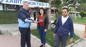 Üniversite Öğrencileri Yerde Buldukları Bin 800 Lirayı Zabıtaya Teslim Etti