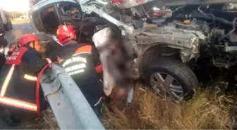 Silivri'de Feci Kaza! Otomobil Bariyerlere Saplandı, Cansız Bedeni Araçta Sıkıştı