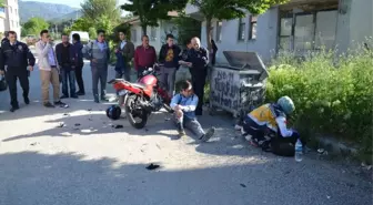 Motosiklet ile Okula Giden Öğrenci Okul Arkadaşına Çarptı: 3 Yaralı