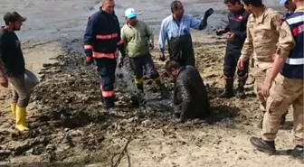 Boğazına Kadar Çamura Saplanan İşçiyi İtfaiye Kurtardı!