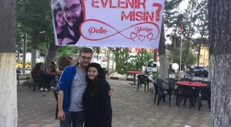 Çay Bahçesinde İlginç Evlenme Teklifi