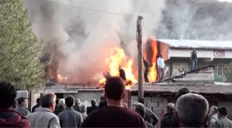 Gümüşhane'de Çatı Yangını, 8 Kişi Dumandan Etkilendi