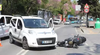 Yoldan Geçen Kadın Yaralı Adamın Elini Bir An Olsun Bırakmadı