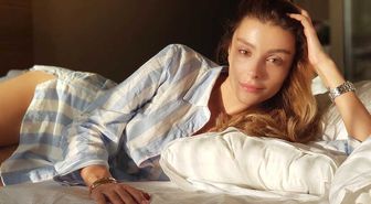 Bikinili Fotoğraf Paylaşan Özge Ulusoy'un Göbek Deliği Yine Olay Oldu