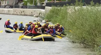 Çatak'ta Raftingli '1 Mayıs' Kutlaması