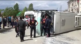 Erzincan'da Otomobil ile Halk Otobüsü Çarpıştı: 10 Yaralı