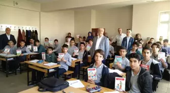 Üniversite Öğrencileri İmam Hatip Liselerine Kitap Hediye Etti