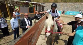 Özel Çocuklar, Atlı Terapi Merkezini Gezdi