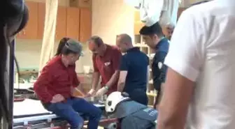 Parmağını Sıkıştırdığı Merdivenle Acile Geldi