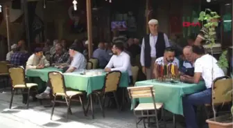 İzmir Annesinin Yaptığı Tatlıları Satarak Kazandığı Parayla Milletvekili Aday Adaylığına Başvurdu