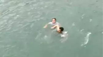Manavgat'ta Irmağa Atlayan Kadını Kurtarmak İsteyen Genç Kayboldu
