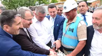 Manişar Osmangazi Camii'nde İlk Cuma Namazı