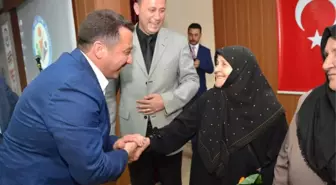 90 Yaşındaki Gülüzar Nine'nin Okuma Azmi Gençlere Taş Çıkarttı