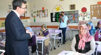 Kaymakam Keçeli ve Milli Eğitim Müdürü Özdemir Okuma Yazma Kursunu Ziyaret Etti