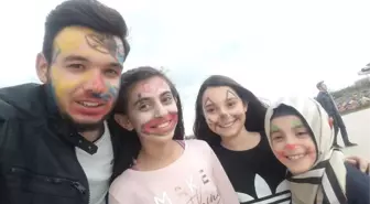 Üniversite Öğrencilerden Okula Kütüphane