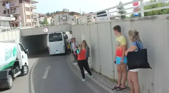 Tur Midibüsü Alt Geçitte Sıkıştı