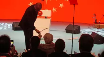 Cumhurbaşkanı Erdoğan, Kürsüdeki Zeytin Dalını Eşine Verdi