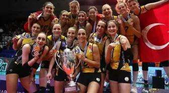 Şampiyon Vakıfbank Yurda Döndü