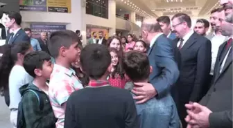 Başbakan Yardımcısı Işık, Kocaeli Kitap Fuarı'nı Gezdi