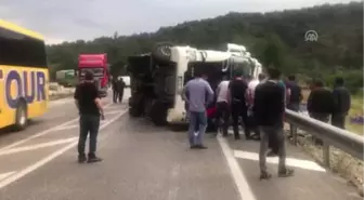 Isparta'da Sebze Yüklü Tır Devrildi: 1 Yaralı