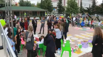 Minik Öğrencilerden Atık Malzemelerle Defile