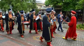 İşitme Engellilerden İşaret Diliyle İstiklal Marşı