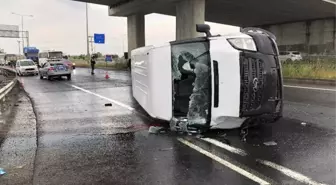 Köprü Ayağına Çarpan Kamyonet Devrildi: 1 Ölü, 2 Yaralı