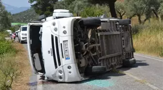 Milas'ta Yolcu Minibüsü Kaza Yaptı, 3 Kişi Yaralandı