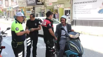 Samandağ'da Motosiklet Sürücülerine Kask Dağıtıldı