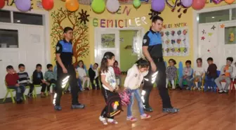 Cizre'de Öğrencilere Çocuk Polis Kimliği Verildi