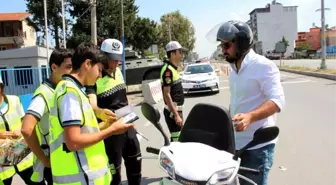 Öğrencilerden Çikolatalı Trafik Denetimi