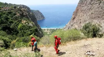 Fethiye'de Uçurumda Mahsur Kalan Tatilci Kurtarıldı