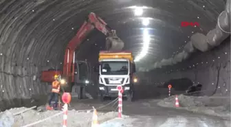 İzmir Jeoloji Mühendisi İki Kadın Otoyol ve Tünel İnşaatında Görev Yapıyor