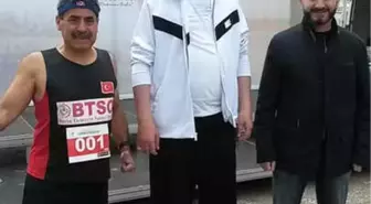 55 Yaşında 15 Kilometre Koşarak Birinci Oldu