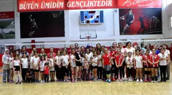 Filenin Sultanları Anneleriyle Voleybol Oynadı