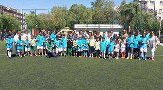 Futbol Sahasında Anneler Günü Kutladılar